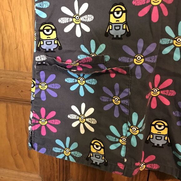 Minions Universal Studios Scrub Top Women's XS Despicable Me Floral 3 Pocket - Picture 5 of 9